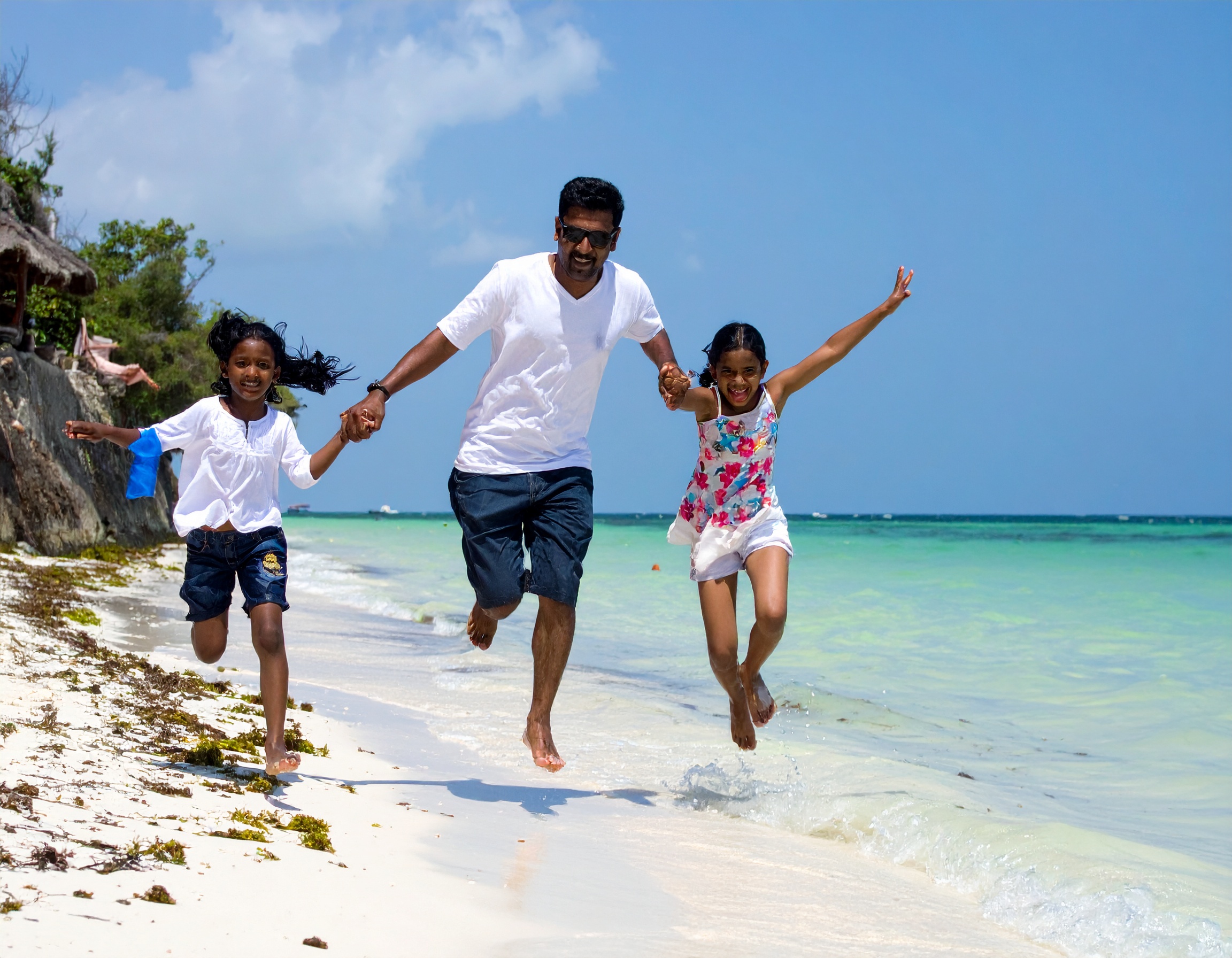 Firefly_familie die springt in zanzibar aangekleed in Stown Town 502675